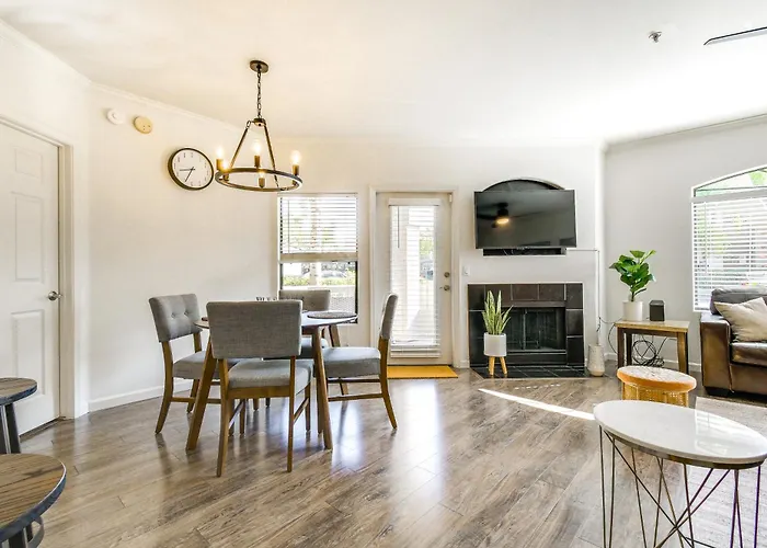 Holiday home 3 Mi To Tpc: Chic W/ Pool Access & Grills